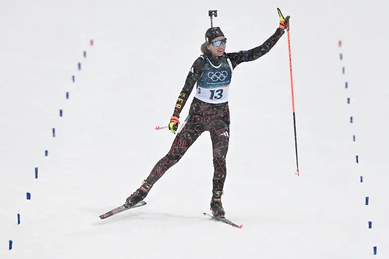 Olympia-Olympische-Winterspiele-Mailand-Cortina-2026-Biathlon-Frauen-Massenstart-12-5-Kilometer-Anterselva-Biathlon-Arena-Franziska-Preuss-aus-Deutschland-kommt-ins-Ziel