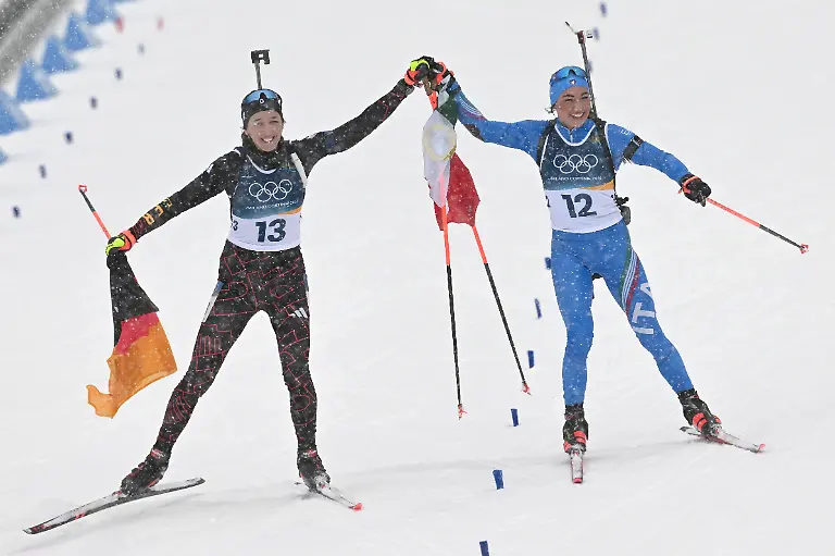 Olympia-Olympische-Winterspiele-Mailand-Cortina-2026-Biathlon-Frauen-Massenstart-12-5-Kilometer-Anterselva-Biathlon-Arena-Franziska-Preuss-l-aus-Deutschland-und-Dorothea-Wierer-aus-Italien-kommen-jubelnd-ins-Ziel