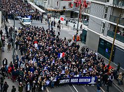 Trauermarsch in Lyon: Tausende gehen für getöteten Rechtsextremisten auf die Straße