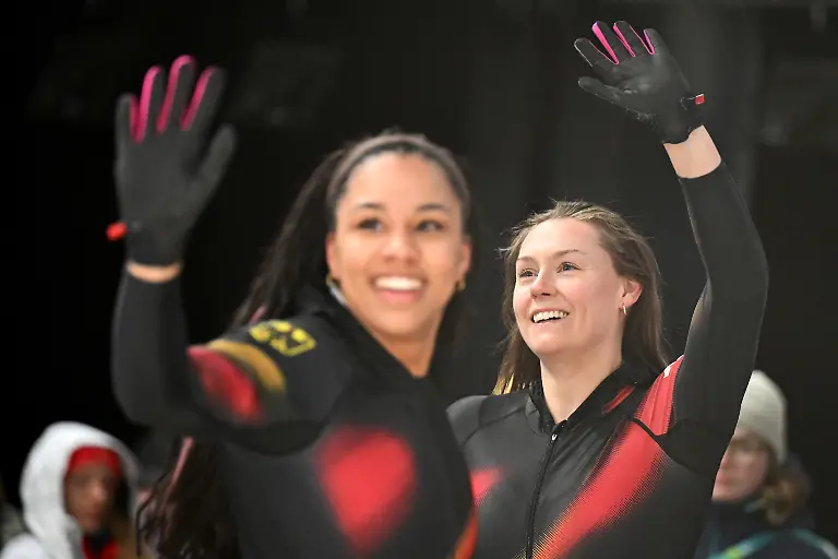 Olympia-Olympische-Winterspiele-Mailand-Cortina-2026-Bob-Zweierbob-Frauen-Durchgang-3-im-Cortina-Sliding-Centre-Laura-Nolte-Pilotin-r-und-Anschieberin-Deborah-Levi-Deutschland-reagieren-im-Ziel