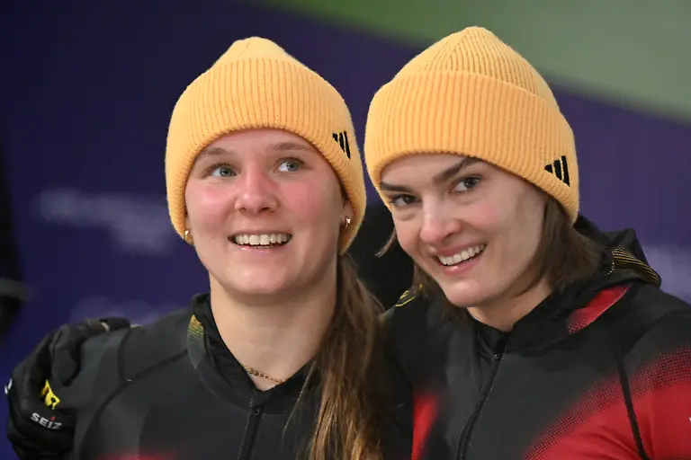 Olympia-Olympische-Winterspiele-Mailand-Cortina-2026-Bob-Zweierbob-Frauen-Durchgang-2-im-Cortina-Sliding-Centre-Lisa-Buckwitz-Pilotin-l-und-Anschieberin-Neele-Schuten-Deutschland-stehen-im-Ziel