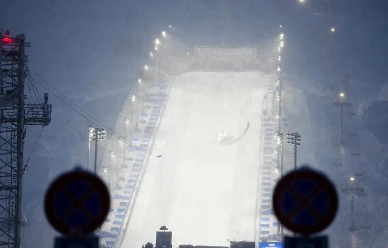 February-21-2026-Livigno-Italy-Heavy-snow-falls-on-the-Olympic-halfpipe-causing-a-postponement-of-the-women-s-freeski-halfpipe-at-the-Milano-Cortina-2026-Winter-Olympic-Games-in-Livigno-Italy-on-Saturday-Feb-21-2026