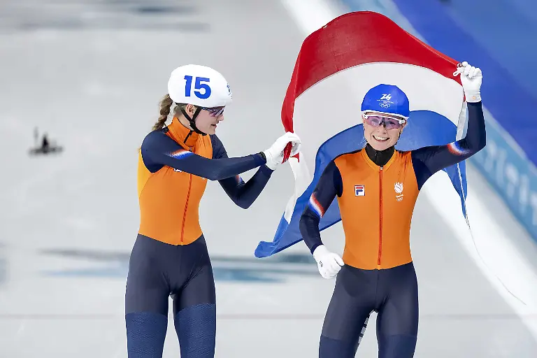 2026-02-21-17-28-58-MAILAND-v-l-n-r-Benthe-Kerkhoff-und-Marijke-Groenewoud-feiern-Marijke-Groenewouds-Goldmedaille-nach-dem-Sieg-im-Massenstartfinale-im-Mailaender-Eispark-waehrend-der-Olympischen-Winterspiele-in-Mailand-und-Cortina-d-Ampezzo