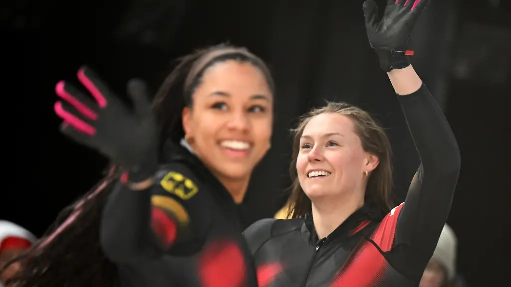 Olympia-Olympische-Winterspiele-Mailand-Cortina-2026-Bob-Zweierbob-Frauen-Durchgang-3-im-Cortina-Sliding-Centre-Laura-Nolte-Pilotin-r-und-Anschieberin-Deborah-Levi-Deutschland-reagieren-im-Ziel