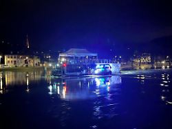 Rheinland-Pfalz & Saarland: Hausboot treibt herrenlos auf der Mosel