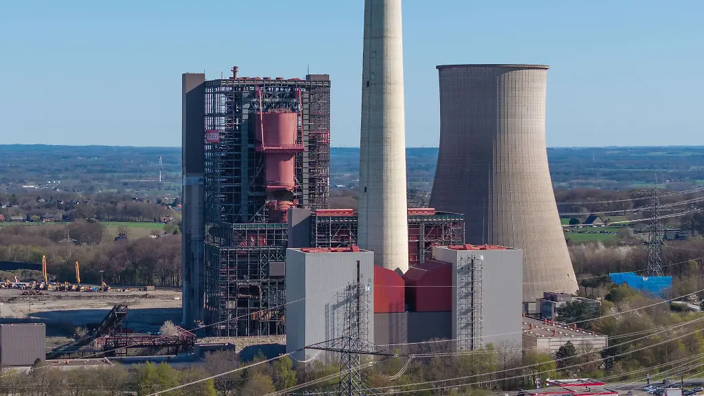 Kuehlturm-rechts-und-Kesselhaus-links-wurden-im-April-2025-gesprengt-Jetzt-ist-der-Schornstein-in-der-Mitte-an-der-Reihe