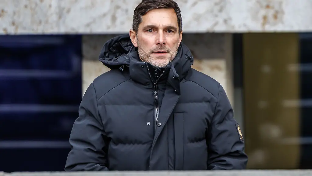 Hertha-Trainer-Stefan-Leitl-sitzt-nach-seiner-Sperre-am-Sonntag-gegen-Paderborn-wieder-auf-der-Bank