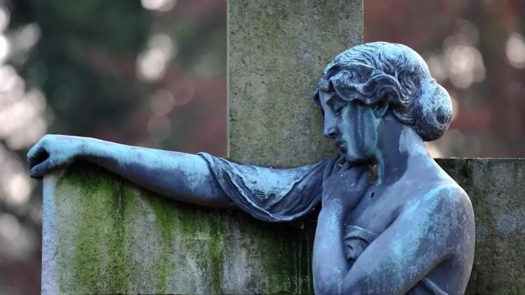 Eine-Skulptur-an-einer-Grabstaette