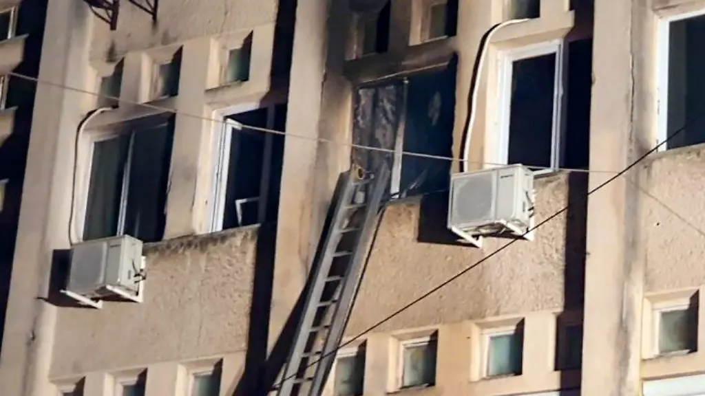 Die-Fassade-des-Krankenhauses-ist-von-den-Flammen-gezeichnet