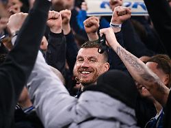 Tor, Vorlage, Tribüne: Dzeko feiert mit den Fans und lässt sie vom Aufstieg träumen