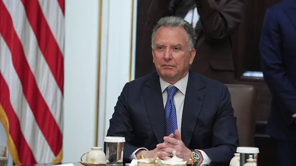 Der-US-Sondergesandte-Steve-Witkoff-hoert-waehrend-einer-Kabinettssitzung-im-Weissen-Haus-zu