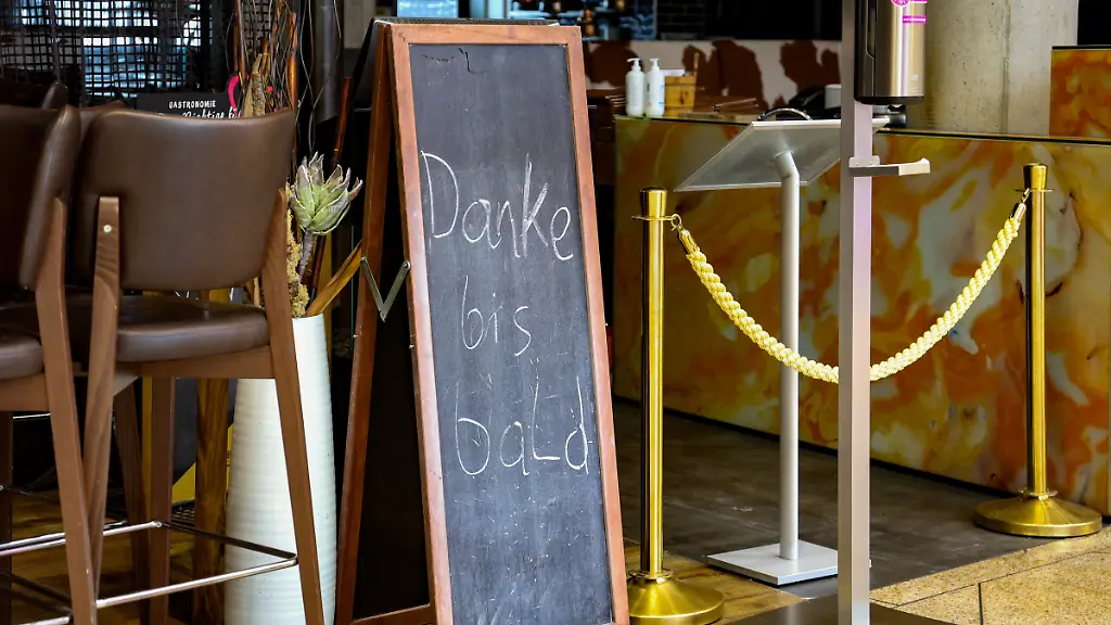 Offen-bleiben-Geschaefte-fuer-die-Deckung-des-taeglichen-Bedarfs-etwa-Supermaerkte-Drogerien-Apotheken-und-Banken