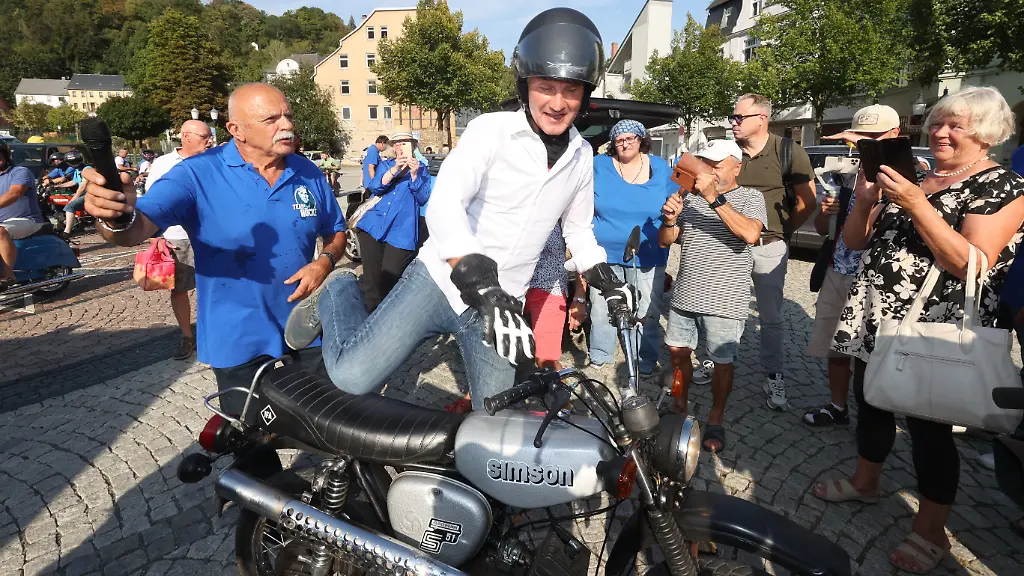 Bjoern-Hoecke-Vorsitzender-der-AfD-in-Thueringen-sitzt-mit-einem-Motorradhelm-auf-dem-Kopf-auf-einem-Moped-Simson-zu-Beginn-einer-Zweirad-Wahlkampftour-durch-seinen-Wahlkreis-40-Am-01-September-wird-in-Thueringen-ein-neuer-Landtag-gewaehlt