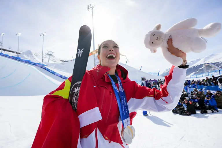 Olympia-Olympische-Winterspiele-Mailand-Cortina-2026-Ski-Freestyle-Frauen-Finale-Halfpipe-die-Chinesin-Eileen-Gu-jubelt-bei-der-Siegerehrung-mit-der-Goldmedaille