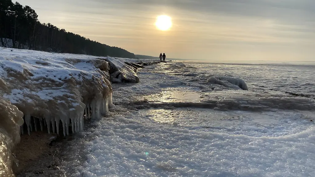 dpatopbilder-18-01-2026-Lettland-Saulkrasti-Spaziergaenger-gehen-am-Strand-der-teilweise-zugefrorenen-Ostsee-entlang