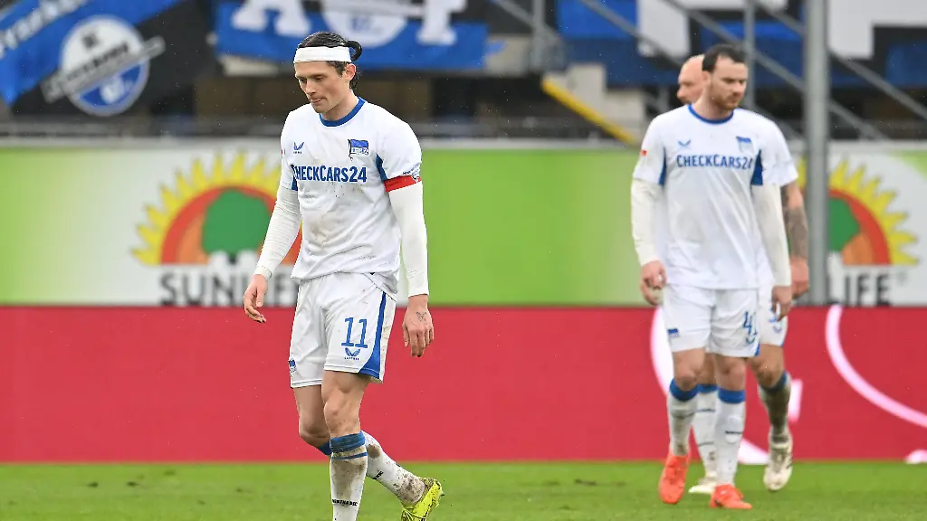 Fussball-2-Bundesliga-SC-Paderborn-07-Hertha-BSC-23-Spieltag-Home-Deluxe-Arena-Fabian-Reese-Hertha-BSC-geht-nach-dem-Tor-zum-4-1-ueber-den-Platz