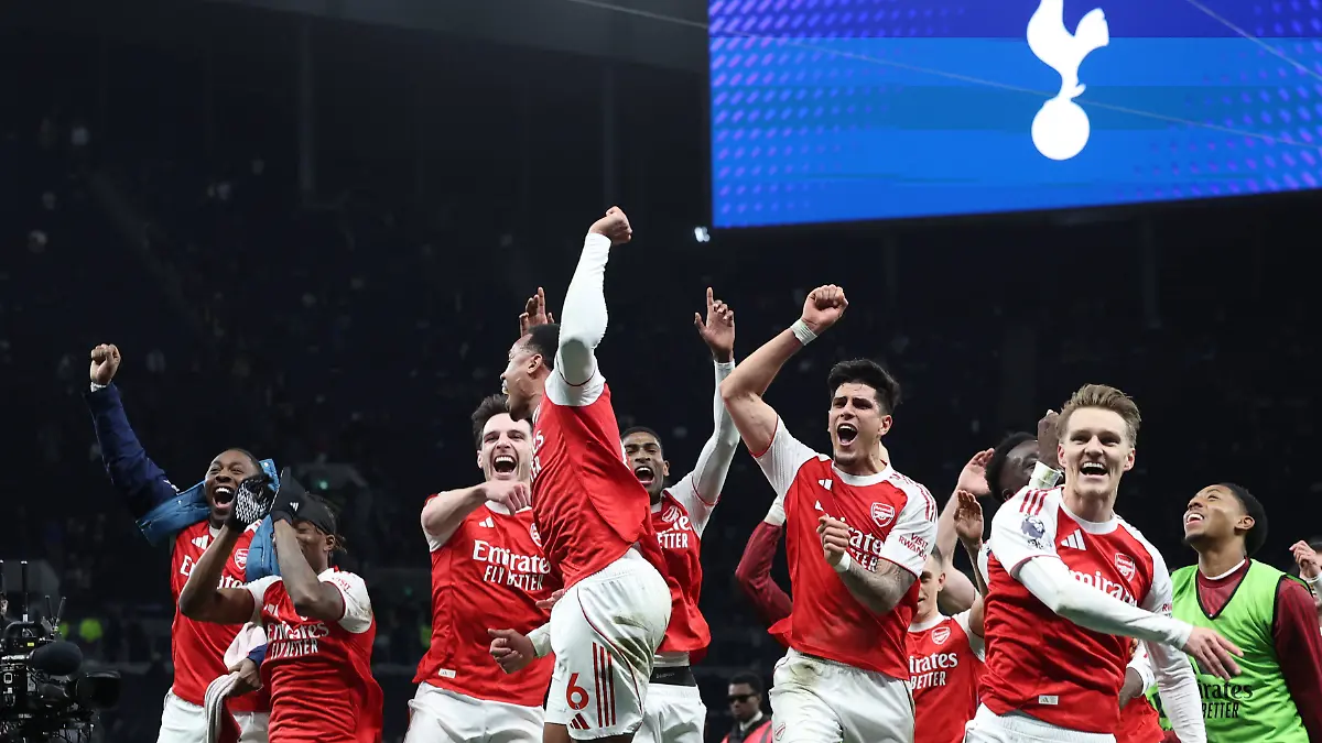 Premier-League-football-Tottenham-v-Arsenal-Premier-League-football-The-Tottenham-Hotspurs-Stadium-Tottenham-London-UK-22-02-2026-Tottenham-v-Arsenal-Pic-shows-Arsenal-players-celebrate-after-the-final-whistle-4