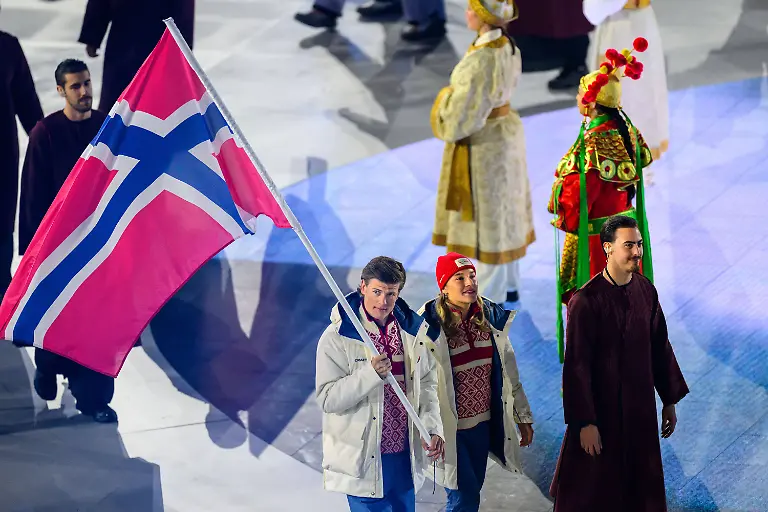260222-Flag-bearer-Johannes-Hosflot-Klaebo-and-Aurora-Grinden-Lovas-of-Norway-during-the-Closing-Ceremony-of-the-2026-Winter-Olympics-on-February-22-2026-in-Verona