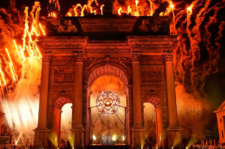 Olympia-Olympische-Winterspiele-Mailand-Cortina-2026-Eroeffnungsfeier-in-Mailand-ein-Feuerwerk-nach-dem-Anzuenden-des-olympischen-Feuers