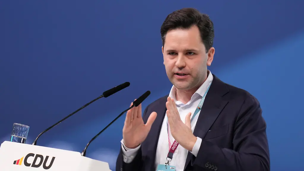 Johannes-Winkel-Vorsitzender-der-Jungen-Union-JU-bei-seiner-Rede-beim-38-Bundesparteitag-der-CDU-Deutschlands-in-der-Stuttgarter-Messe-Stuttgart-21-02