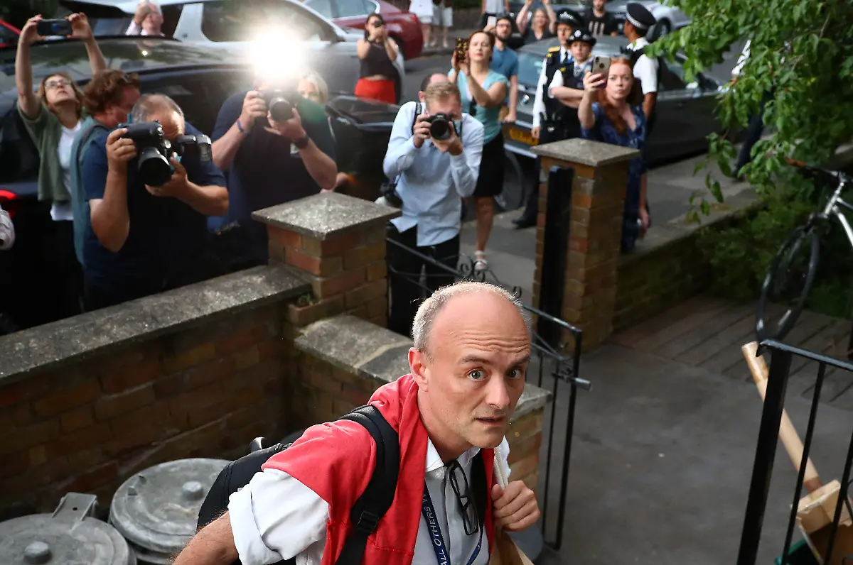 2020-05-25T194616Z-440608498-RC2VVG9ZF92P-RTRMADP-3-HEALTH-CORONAVIRUS-BRITAIN-CUMMINGS