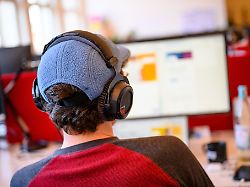 Fragen aus dem Arbeitsrecht: Darf ich Musik oder Podcasts am Arbeitsplatz hören?