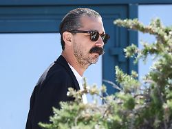 Nach Trennung von Mia Goth?: Shia LaBeouf zeigt sich vertraut mit Unbekannter in Bar