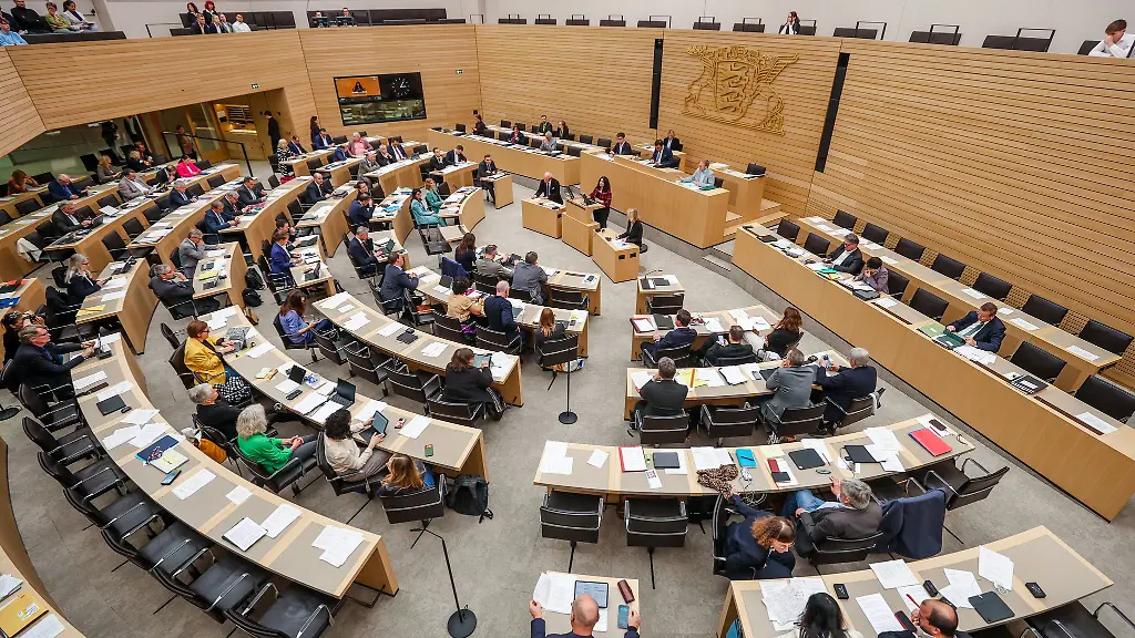 Die-Abgeordneten-im-Landtag-von-Baden-Wuerttemberg-erhalten-derzeit-eine-Entschaedigung-von-9-322-Euro-im-Monat