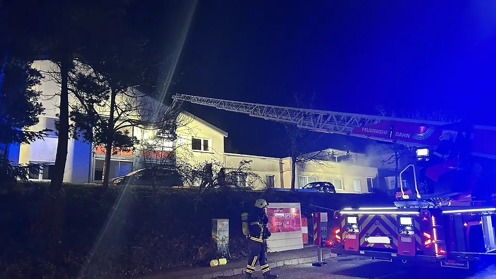 Polizei-Feuerwehr-und-Rettungsdienst-rueckten-mit-rund-180-Einsatzkraeften-an