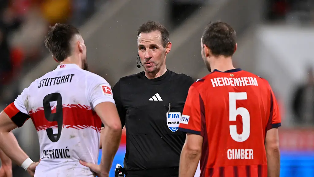 Schiedsrichter-Referee-Sascha-Stegemann-im-Gespraech-Diskussion-mit-Ermedin-Demirovic-VfB-Stuttgart-09-Benedikt-Gimber-1-FC-Heidenheim-1846-FCH-05-1-FC-Heidenheim-1846-FCH-vs-VfB-Stuttgart-22-02-2026-DFL-REGULATIONS-PROHIBIT-ANY-USE-OF-PHOTOGRAPHS-AS-IMAGE-SEQUENCES-AND-OR-QUASI-VIDEO-1