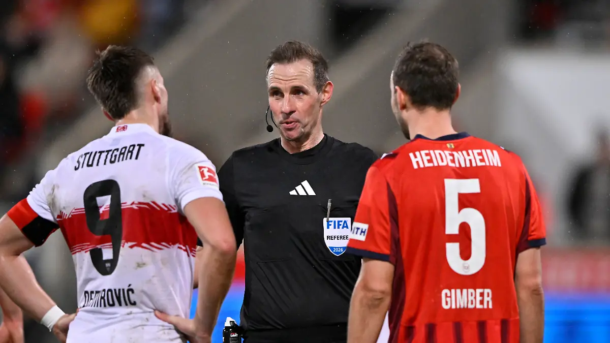 Schiedsrichter-Referee-Sascha-Stegemann-im-Gespraech-Diskussion-mit-Ermedin-Demirovic-VfB-Stuttgart-09-Benedikt-Gimber-1-FC-Heidenheim-1846-FCH-05-1-FC-Heidenheim-1846-FCH-vs-VfB-Stuttgart-22-02-2026-DFL-REGULATIONS-PROHIBIT-ANY-USE-OF-PHOTOGRAPHS-AS-IMAGE-SEQUENCES-AND-OR-QUASI-VIDEO-1
