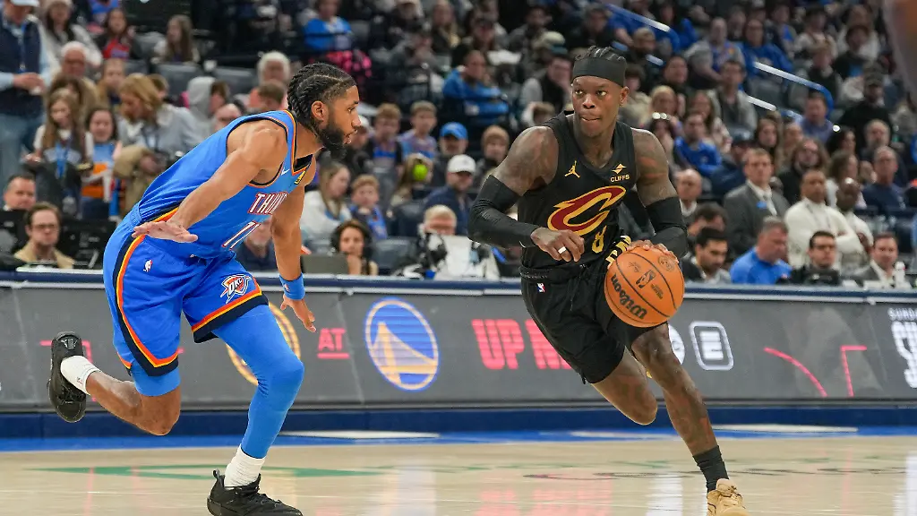 22-02-2026-USA-Oklahoma-CIty-Basketball-Maenner-NBA-Oklahoma-City-Thunder-Cleveland-Cavaliers-Hauptrunde-Hauptrunde-Partien-117-Spieltag-Cleveland-Cavaliers-Guard-Dennis-Schroeder-r-zieht-an-Oklahoma-City-Thunder-Guard-Isaiah-Joe-l-vorbei