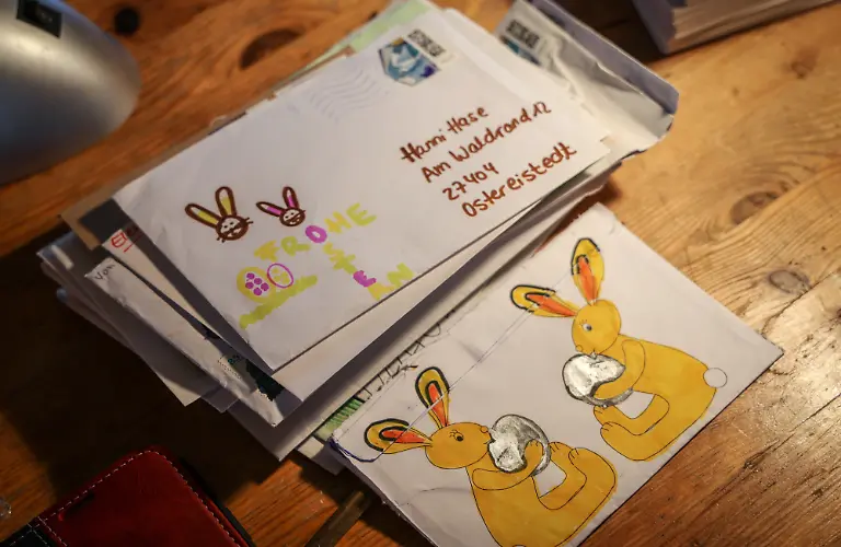Ein-an-Hanni-Hase-adressierter-Brief-liegt-im-Osterpostamt-in-Ostereistedt-Jedes-Jahr-beantworten-freiwillige-Helfer-im-Dorfgemeinschaftshaus-der-Ortschaft-Briefe-die-Kinder-aus-ganz-Deutschland-und-dem-Ausland-an-den-Osterhasen-geschickt-haben