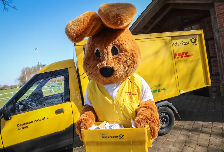 Zum-Abschluss-der-Aktion-Briefe-an-den-Osterhasen-liefert-ein-als-Hanni-Hase-verkleideter-Mann-bei-einem-Fototermin-symbolisch-die-letzten-Briefe-des-Jahres-im-Osterpostamt-in-Ostereistedt-ab-Jedes-Jahr-beantworten-freiwillige-Helfer-im-Dorfgemeinschaftshaus-der-Ortschaft-Briefe-die-Kinder-aus-ganz-Deutschland-und-dem-Ausland-an-den-Osterhasen-geschickt-haben