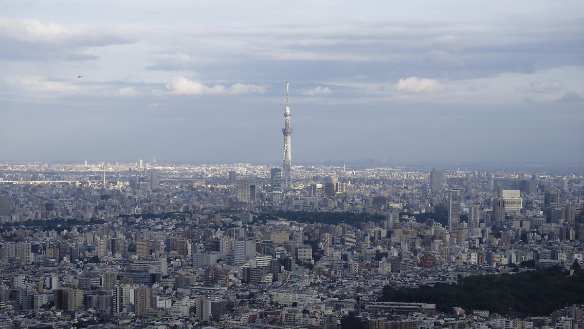 Dramatische Rettung: Besucher von Tokios Fernsehturm stecken stundenlang ...