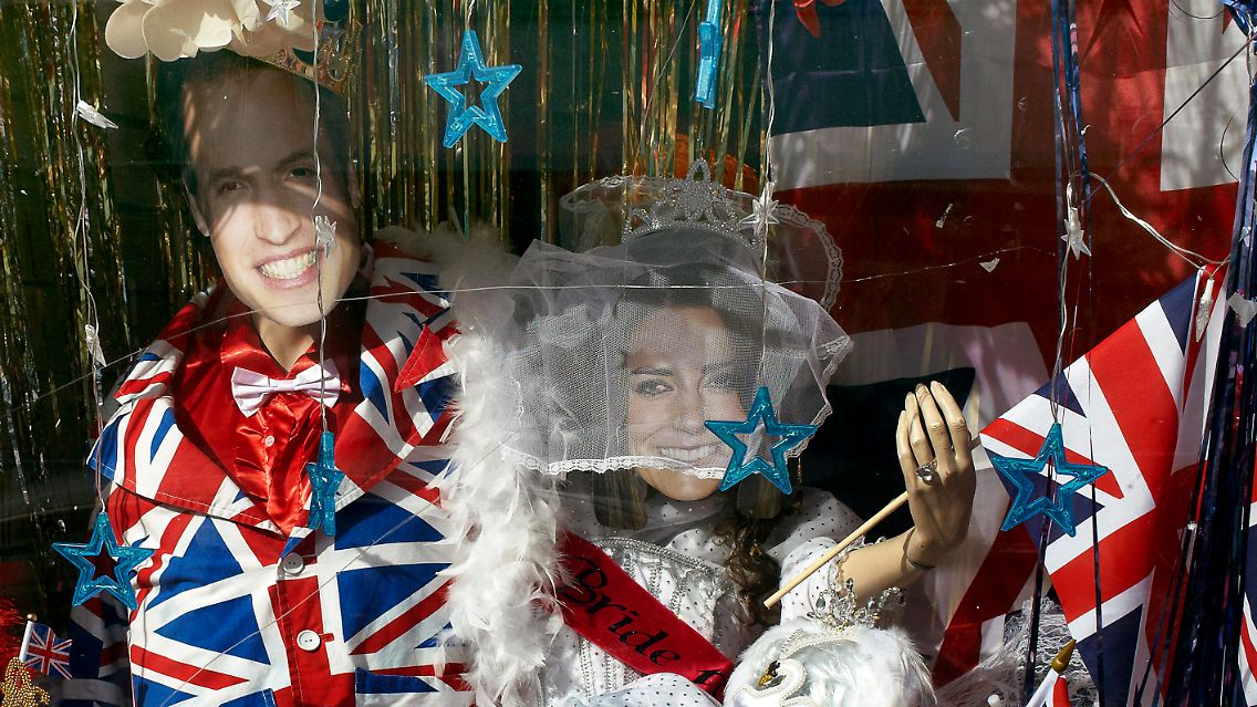 Es gibt sie in jeder Form - hier Prinz William und Kate Middleton als Puppen in der Flagge..