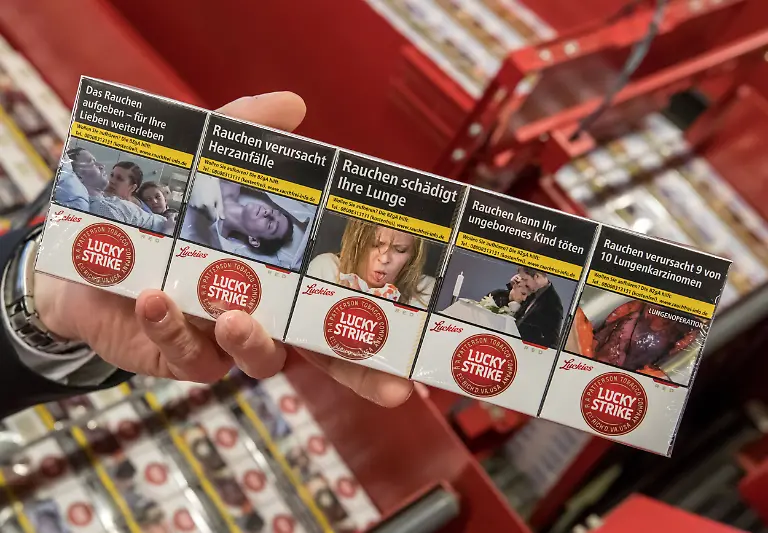 Schockbilder-sind-am-11-01-2017-beim-Grosshaendler-Tabacon-in-Ronneburg-Thueringen-auf-die-Verpackung-von-Zigaretten-gedruckt-Mehr-als-eine-Billion-Euro-setzt-der-Grosshandel-in-Deutschland-jaehrlich-um-und-hat-fast-zwei-Millionen-Beschaeftigte-Zur-Branche-gehoert-auch-das-Ostthueringer-Unternehmen-Tabacon-zu-dpa-Drehscheibe-fuer-die-Wirtschaft-Grosshandel-erloest-1-1-Billion-Euro-vom-15-02