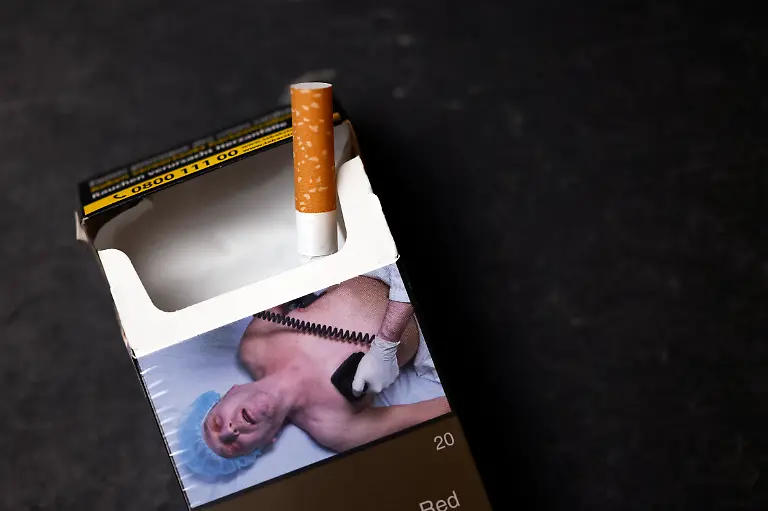 Eine-Zigarettenschachtel-der-Marke-Gauloises-Blondes-Red-liegt-auf-einem-Tisch-Die-britische-Regierung-hat-ein-raidkales-Gesetz-fuer-ein-weitreichendes-Rauchverbot-ins-Parlament-eingebracht-Die-Generation-der-heute-15-Jaehrigen-soll-demnach-niemals-in-ihrem-Leben-legal-Zigaretten-kaufen-koennen-Themenbild-Symbolbild-Koeln-08-11