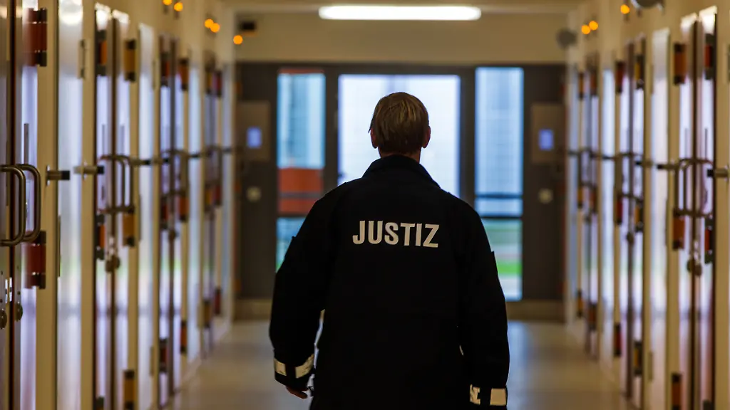 Ein-Justizbeamter-geht-am-07-10-2015-ueber-einen-der-Zellenflure-im-neuen-Hafthaus-der-Justizvollzugsanstalt-JVA-in-Buetzow-Mecklenburg-Vorpommern-Der-Neubau-in-dem-142-Inhaftierte-untergebracht-werden-sollen-hat-drei-Etagen-und-kostete-rund-13-Millionen-Euro-Die-JVA-ist-mit-rund-500-Strafgefangenen-die-groesste-in-Mecklenburg-Vorpommern