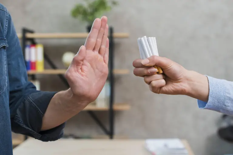 Maennchen-lehnt-das-von-seiner-Freundin-angebotene-Buendel-Zigaretten-ab