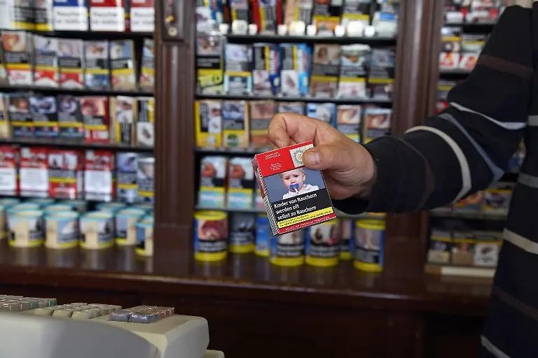 Angebot-an-Tabak-und-Zigaretten-in-einem-Tabakladen-in-Berlin-am-19-09-2017