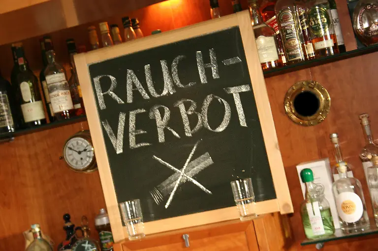 Tafel-mit-der-Aufschrift-Rauchverbot-in-einer-Kneipe-black-board-saying-No-smoking-in-a-pub