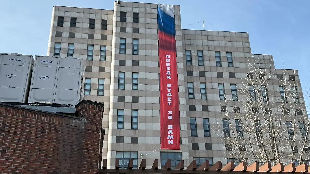 23-02-2026-Suedkorea-Seoul-Die-russische-Botschaft-hat-an-ihrer-Aussenfassade-ein-Banner-angebracht-auf-dem-der-Schriftzug-Der-Sieg-wird-unser-sein-prangt