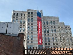 Seoul protestiert: Russland hängt Siegesbanner an Botschaft in Südkorea auf