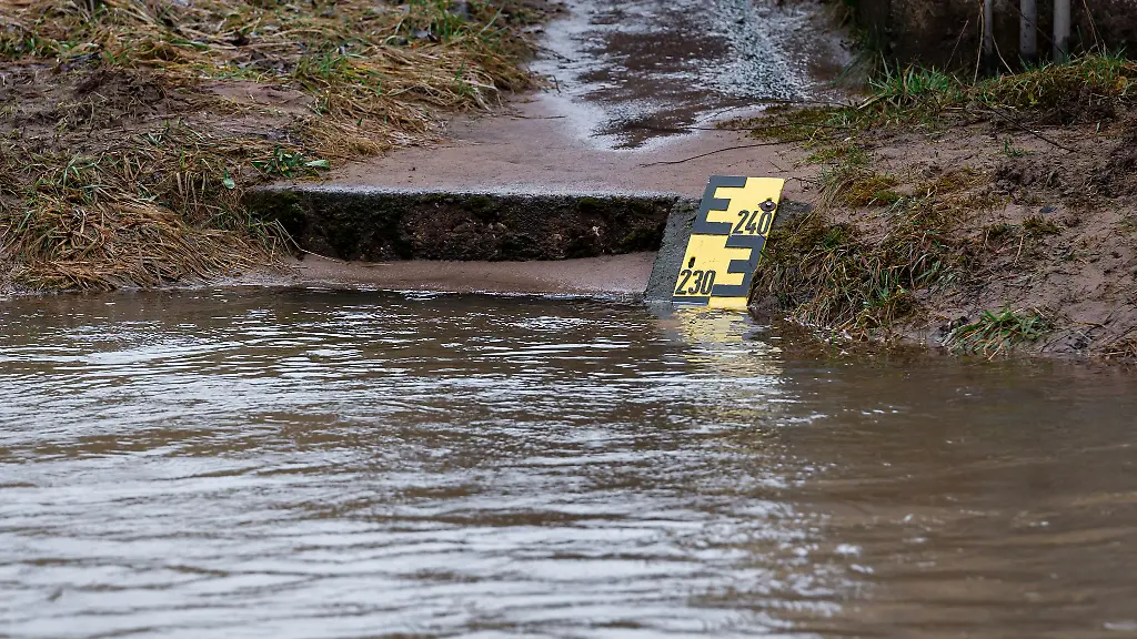 Regen-und-Tauwetter-lassen-das-Wasser-in-Fluessen-und-Baechen-steigen