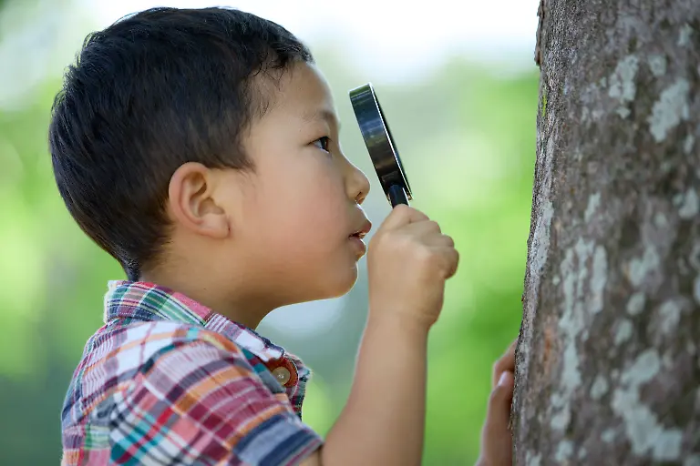 Japanese-kid-in-a-city-park-AFLO194325125-PUBLICATIONxNOTxINxJPN-194325125