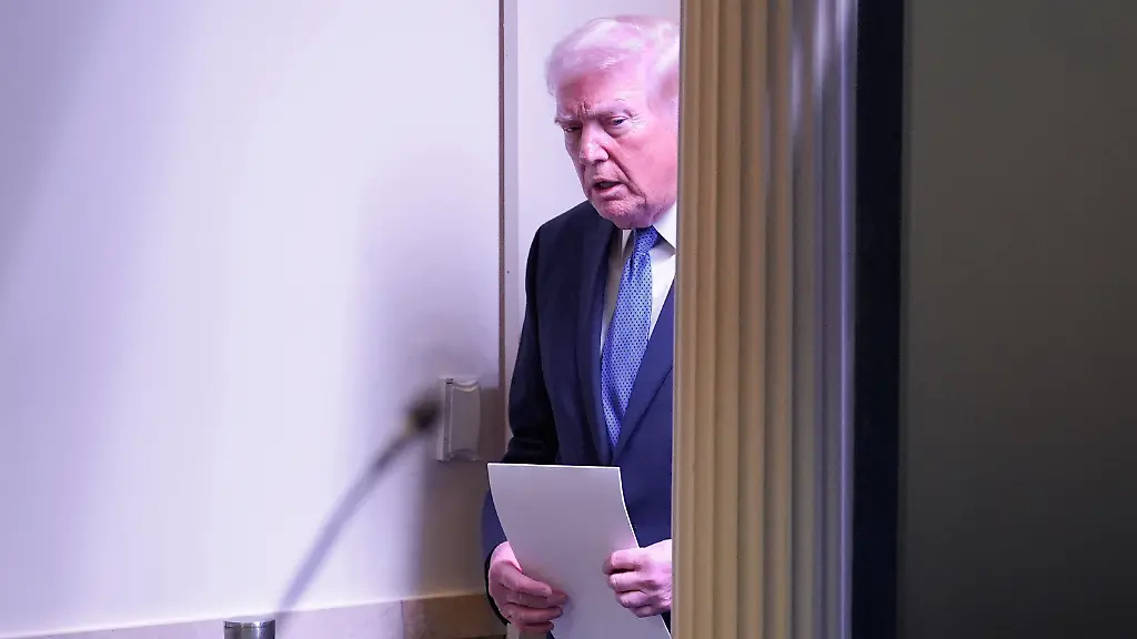 US-Praesident-Donald-Trump-betritt-den-James-Brady-Press-Briefing-Room-im-Weissen-Haus-um-mit-den-Medienvertretern-zu-sprechen