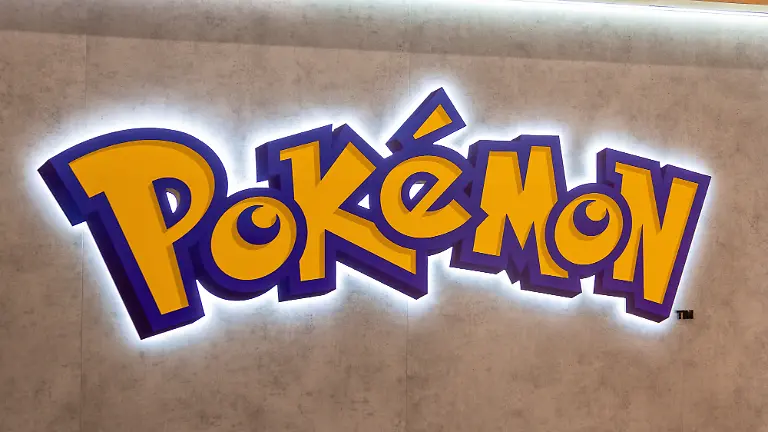 Leuchtendes-Pokemon-Logo-an-einer-Messestandwand-aufgenommen-auf-der-Spielwarenmesse-Nuernberg-Die-Marke-Pokemon-zaehlt-weltweit-zu-den-bekanntesten-Entertainment-Franchises-und-ist-insbesondere-fuer-das-Sammelkartenspiel-TCG-Videospiele-TV-Serien-Filme-sowie-Merchandise-wie-Plueschtiere-Figuren-Spielzeug-und-Bekleidung-bekannt-Eroeffnungstag-der-75-Spielwarenmesse-Nuernberg-27-01