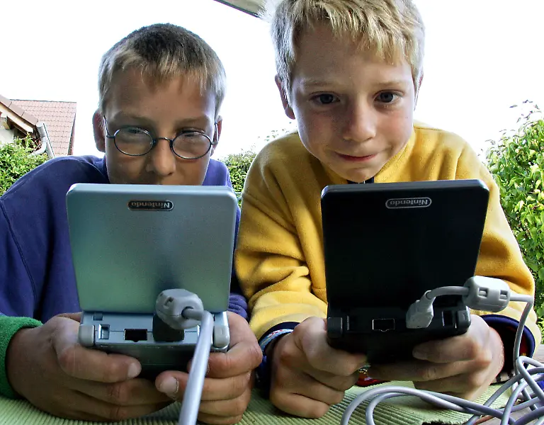 Mit-zwei-miteinander-vernetzten-Gameboys-spielen-am-Sonntag-07-08-2005-der-zehnjaehrige-Klaas-l-und-der-neunjaehrige-Felix-in-Neukirchen-Vluyn