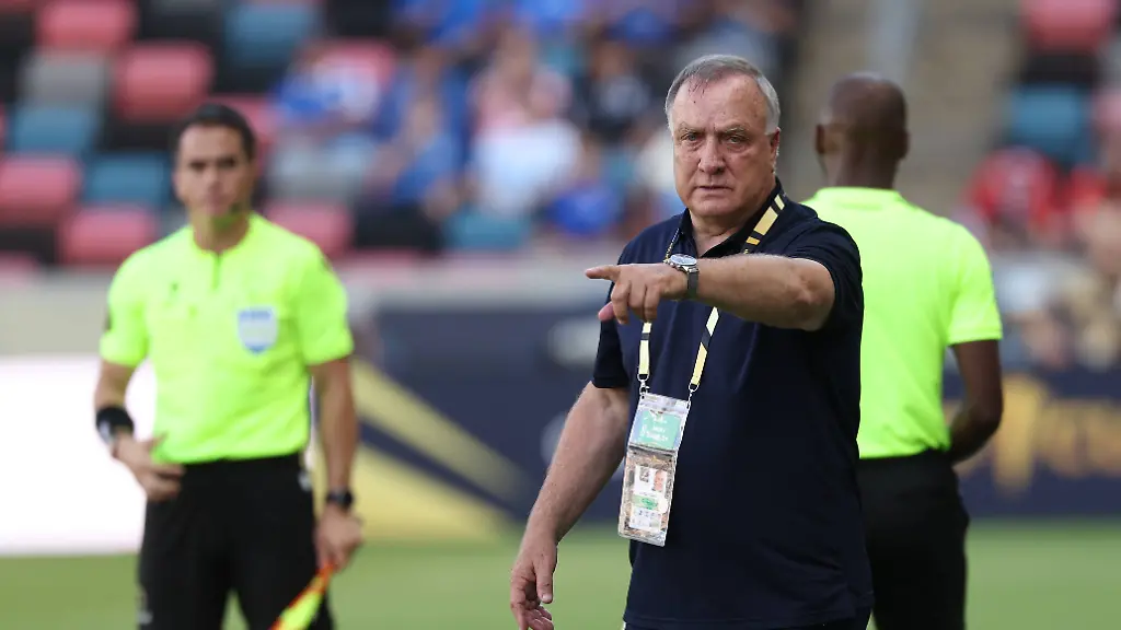 Soccer-Concacaf-Gold-Cup-Group-Stage-Canada-at-Curacao-Jun-21-2025-Houston-Texas-USA-Curacao-head-coach-Dick-Advocaat-reacts-during-the-first-half-against-Canada-during-a-group-stage-match-of-the-2025-Gold-Cup-at-Shell-Energy-Stadium